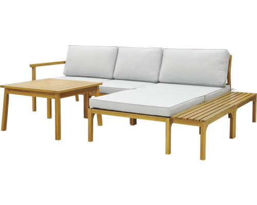 Sada záhradného nábytku s drevenou pohovkou, stolom a lavicou so svetlými vankúšmi