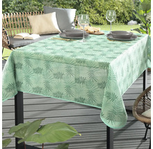 Stôl s obrusom so vzorom listov v záhrade