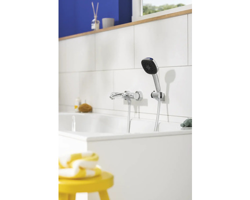 Vaňa s vodovodnou batériou a ručnou sprchou v kúpeľni