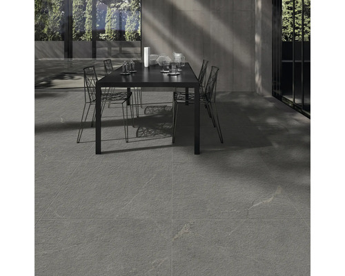 Sivé vonkajšie dlaždice so stolom a stoličkami