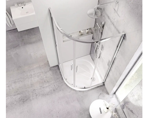 Rohová sprcha so sklenenými stenami a sprchovou vaničkou v moderné kúpeľni.