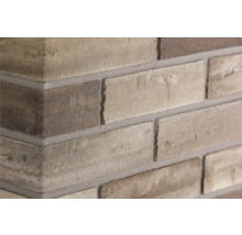 Detail rohu z tehál s tehlami a škárami.