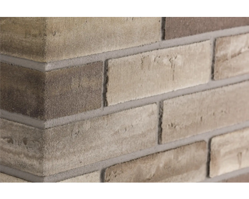 Detail rohu z tehál s tehlami a škárami.