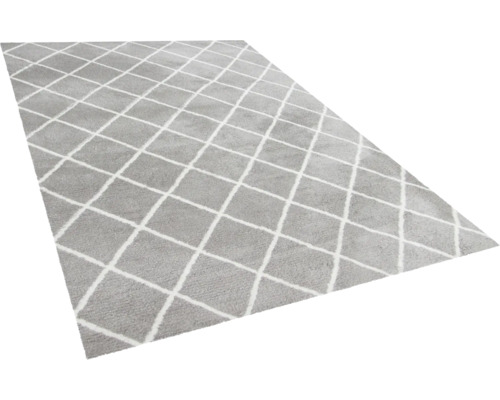 Sivý koberec s kosoštvorcovým vzorom