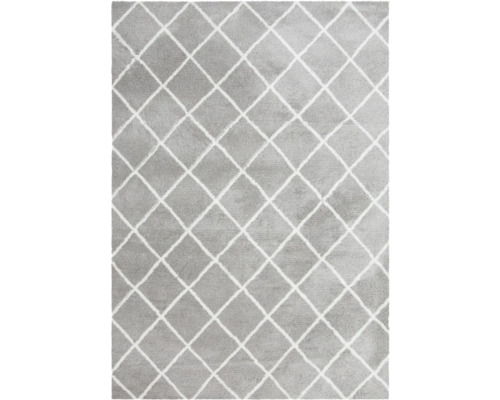 Sivý koberec s kosoštvorcovým vzorom