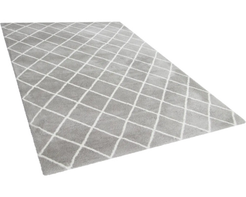 Sivý koberec s kosoštvorcovým vzorom