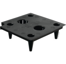 Čierny plastový vozík na rastliny s niekoľkými vybraniami pre kvetináče.