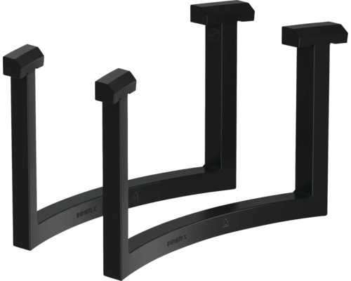 Dva čierne kovové regály na palivové drevo