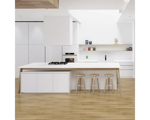 Svetlá kuchyňa s kuchynským ostrovčekom, sporákom a tromi stoličkami.