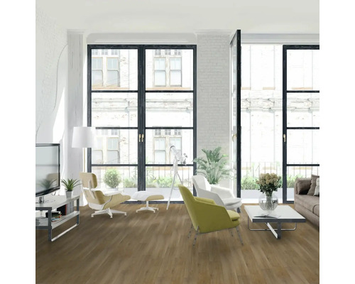 Svetlá obývacia izba s drevenou podlahou, veľkými oknami a rôznym nábytkom