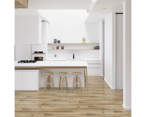 Moderná kuchyňa s drevenou podlahou, kuchynským ostrovčekom a barovými stoličkami.