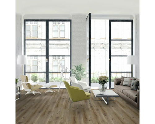 Obývacia izba s drevenou podlahou, pohovkou, kreslami a veľkými oknami