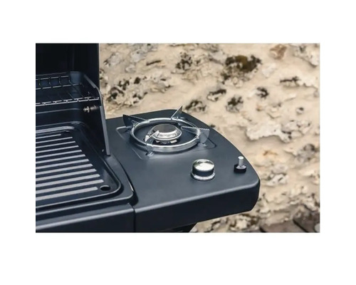 Detailný pohľad na plynový gril s bočným horákom