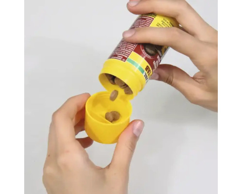 Tabletové krmivo sa vyberá zo žltej dózy