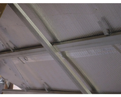 Vnútorný pohľad na strechu s izoláciou a kovovým rámom