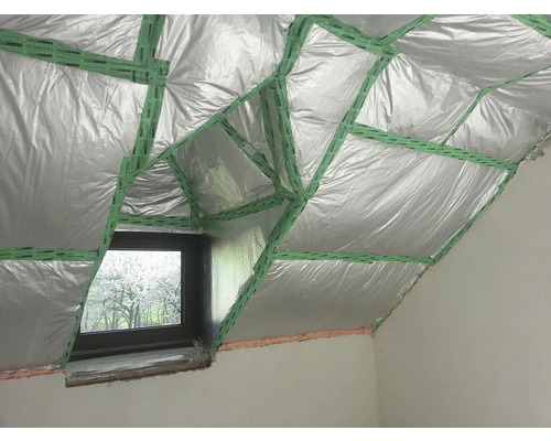 Strešná izolácia s oknom a trámami