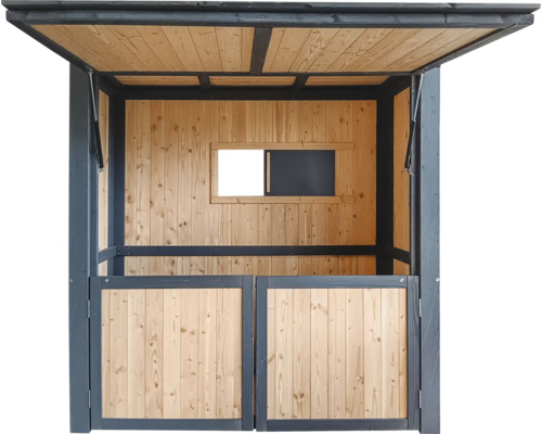 Otvorený drevený prístrešok s oknom a dverami