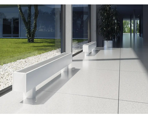 Scéna s bielymi lavicovými radiátormi v modernej budove.