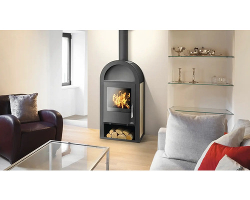 Obývacia izba s kachľami, kreslom a pohovkou pre útulnú atmosféru