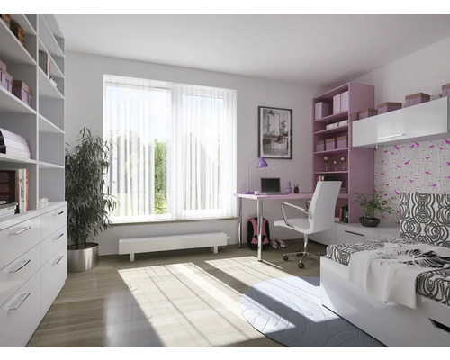 Svetlá izba s posteľou, stolom, regálom a oknom