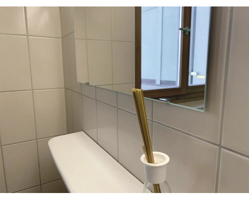 Kúpeľňa s umývadlom, zrkadlom a vonnými tyčinkami