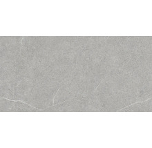 Sivá dlažba z jemnej kameniny s mramorovým vzhľadom