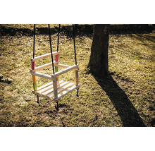 Drevená hojdačka s lanami v záhrade