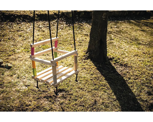 Drevená hojdačka s lanami v záhrade