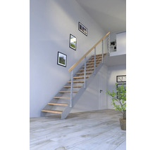 Schodisko s drevenými stupňami a kovovým zábradlím vo svetlej obývacej izbe.