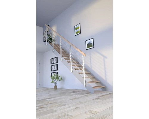 Schodisko s drevenými stupňami a nerezovým zábradlím vo svetlej miestnosti.