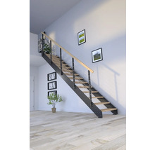 Schodisko s drevenými stupňami a kovovým zábradlím vo svetlej miestnosti