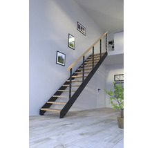 Schodisko s drevenými stupňami a kovovým zábradlím vo svetlej miestnosti.