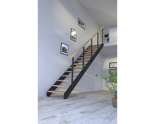 Schodisko s drevenými stupňami a kovovým zábradlím vo svetlej miestnosti.