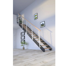 Schodisko s kovovým zábradlím, drevenými stupňami a nástennou dekoráciou vo svetlej miestnosti.