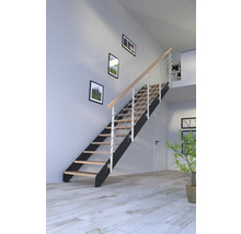 Schodisko s drevenými schodmi, kovovým zábradlím a nástennou dekoráciou vo svetlej miestnosti.