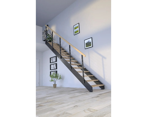Schodisko Pertura Libra Rustikálny dub bez podstupníc antracit rovné 105 cm 13/14 Interiérová snímka obývacej izby s priamym schodiskom s kovovým rámom a drevenými schodmi.