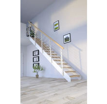 Svetlé schodisko s drevenými stupňami a zábradlím v modernom obývacom priestore.