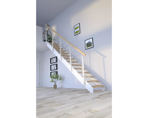 Schodisko Pertura Libra Rustikálny dub bez podstupníc biela rovné 87 cm 12/13 Svetlé schodisko s drevenými stupňami a zábradlím v modernom obývacom priestore.