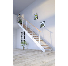 Schodisko s drevenými stupňami a bielym zábradlím vo svetlej miestnosti.