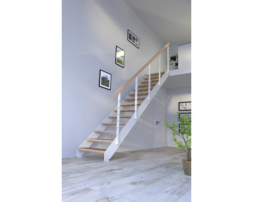 Schodisko s drevenými stupňami a bielym zábradlím vo svetlej miestnosti.