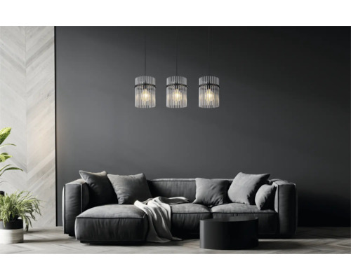 Obývacia izba s pohovkou, stolom a tromi závesnými svietidlami