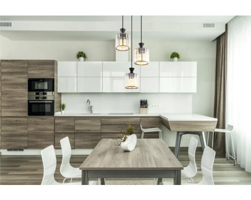 Svetlá kuchyňa s jedálenským stolom, stoličkami a závesnými svietidlami