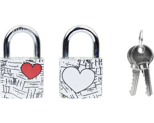 Dva visiace zámky s motívom srdca a kľúče