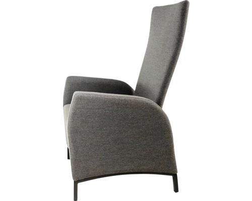 Sivé kreslo s vysokým operadlom, bočný pohľad.