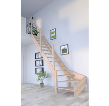 Drevené schodisko vo svetlej izbe s nástennou dekoráciou