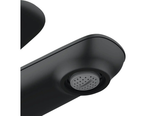 Detailný záber čiernej armatúry s perlátorom