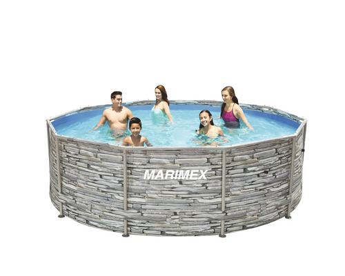 Rodinný bazén s kamenným vzorom a naplnenou vodou