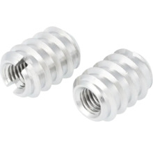 Dve kovové závitové vložky