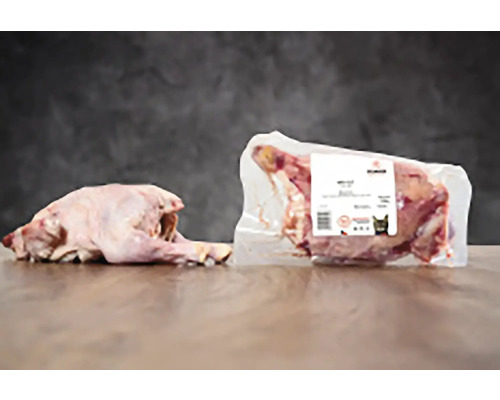 Mäso pre psy mrazené VETAMIX kura celé 1 kg Surový celý králik, raz nebalený a raz balený v plaste