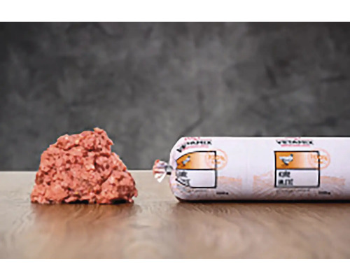 Mäso pre psy mrazené VETAMIX kura mleté 1 kg Balená surová mäsová klobása pre psov a porcia otvoreného krmiva pre psov